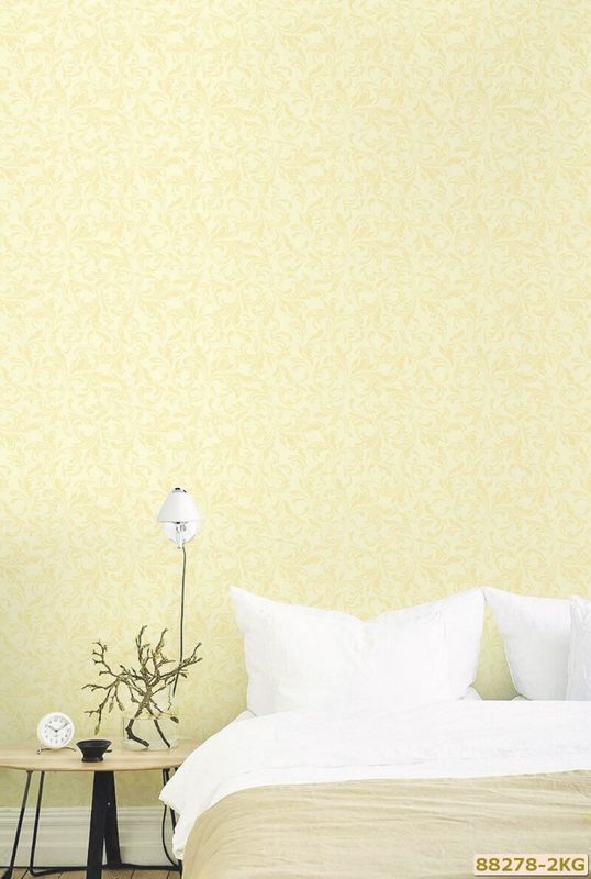 Giấy dán tường hoa văn màu vàng giúp không gian phòng ngủ trở nên sang trọng và rực rõ hơn