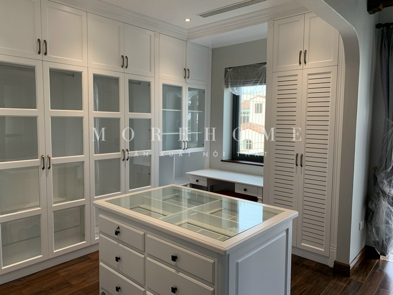 Thi công kệ tủ trang sức gỗ tự nhiên mặt kính hiện đại trang trí sắp xếp những món đồ được bảo quản tốt nhất